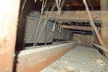 <p>Gedeelte van de 14e of 15e eeuwse samengestelde verdiepingsbalklaag. De moerbalk wordt halverwege het huis ondersteund door een muur. </p>
